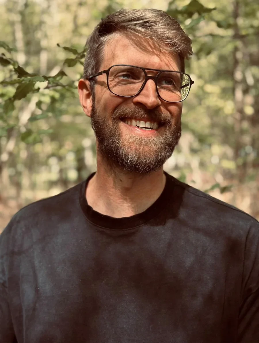 Stephan Grün, Heilpraktiker und Osteopath, im Wald stehend.